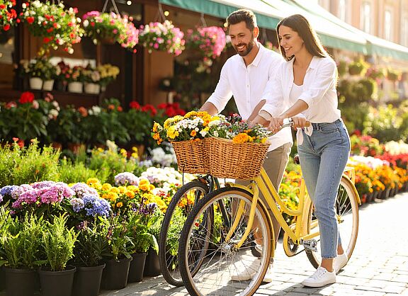 Mann und Frau, Einkaufen, Innenstadt, Fahrrad, mehr Kaufkraft