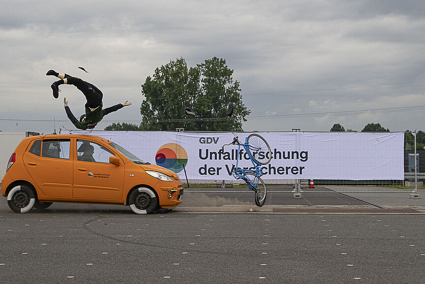 Radfahrer fliegt durch die Luft