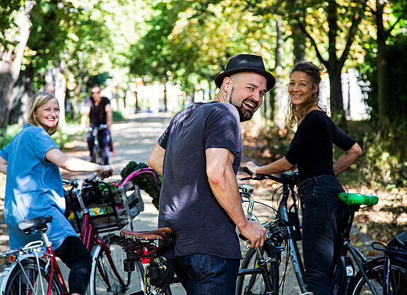 Junge Menschen haben Spaß, Radfahren