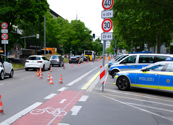 LV-Tempo30_B27_Stuttgart_ADFC-BW.png Ein schmaler Radfahrstreifen an einer viel befahrenen Straße. Die Verkehrssituation scheint wenig übersichtlich zu sein.