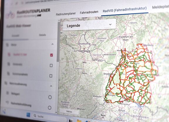 Ansicht RadVIS WebViewer auf Computerbildschirm Das Bild zeigt eine Ansicht des RadVIS WebViewer auf einem Computerbildschirm, der eine Karte des Radwegenetzes in Baden-Württemberg zeigt