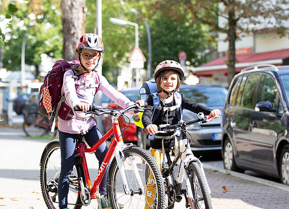 Maedchen_mit_Ranzen_auf_dem_Fahrrad_ADFC_April_Agentur Mädchen mit Ranzen auf dem Fahrrad.