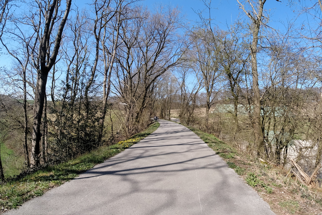 Einstieg in den Panoramaradweg Niederbergbahn bei Koxhof