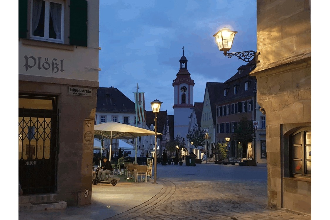 Das abendliche Ausklingen des Tages auf dem Marktplatz in Weißenburg