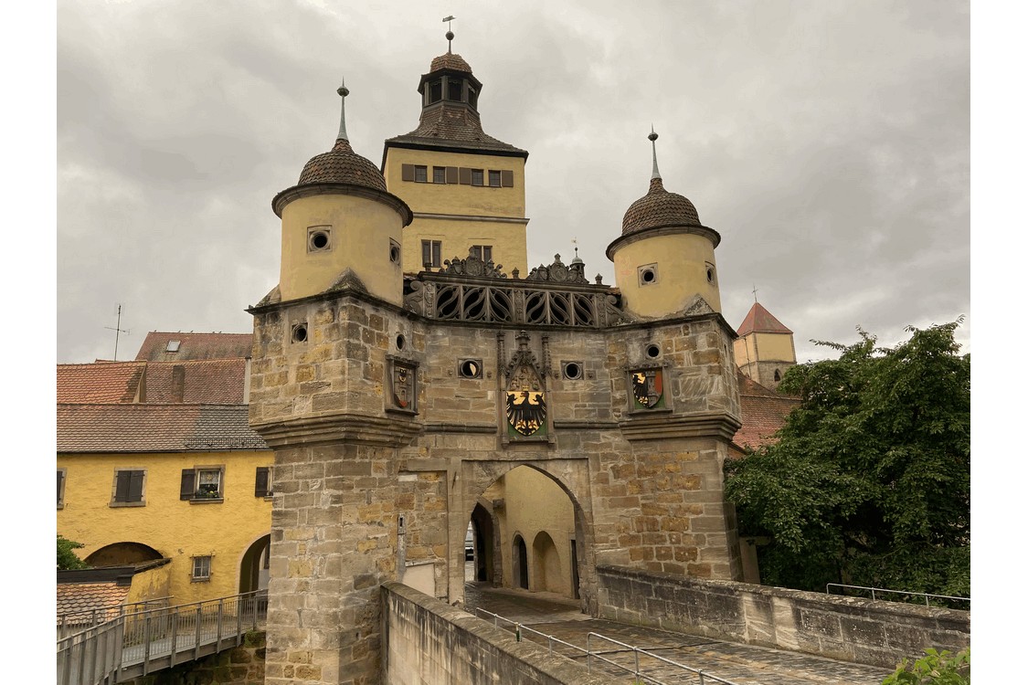 Das Ellinger Tor von draußen - es regnet