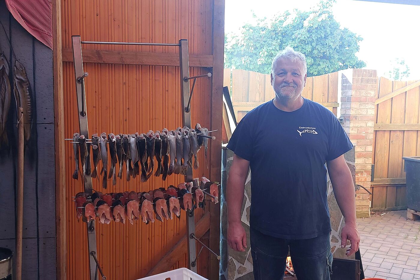 Herr Scheller in seiner Erlebnisräucherei Scheller in Rerik