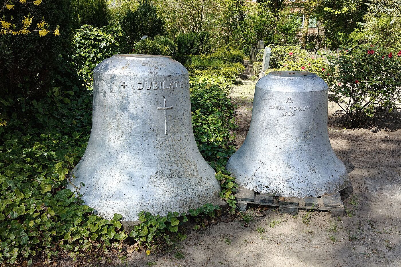 Glocken an der 800 Jahre alten St.-Johannis-Kirche. Sie liegt heute ein wenig außerhalb des Kühlungsborner Zentrums – inmitten des alten Dorfes Brunshaupten.