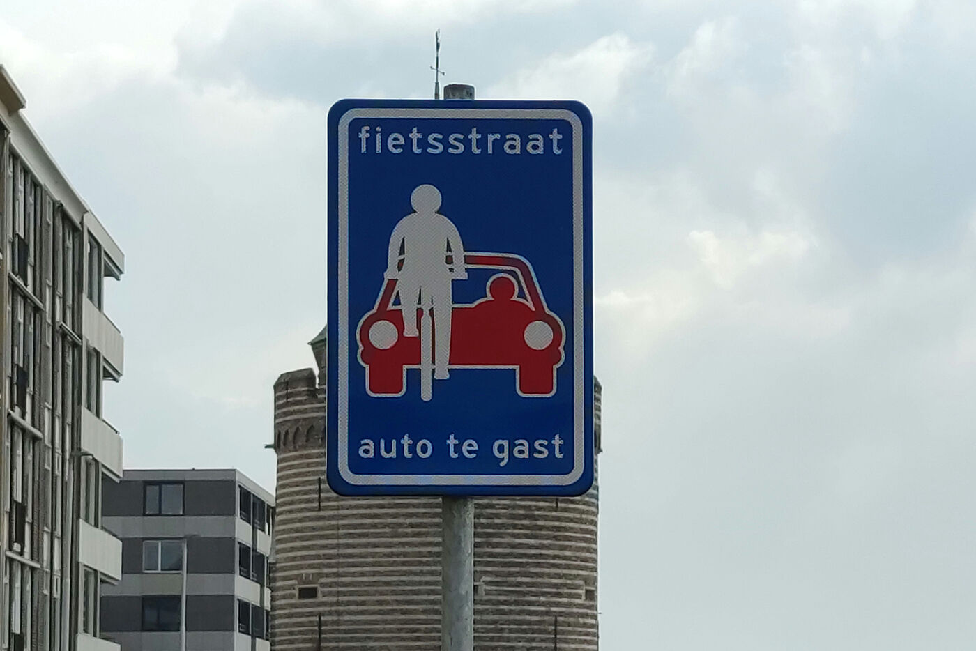Die Promenade von Vlissingen ist eine "Fietsstraat"- Autos bummeln hinterher!