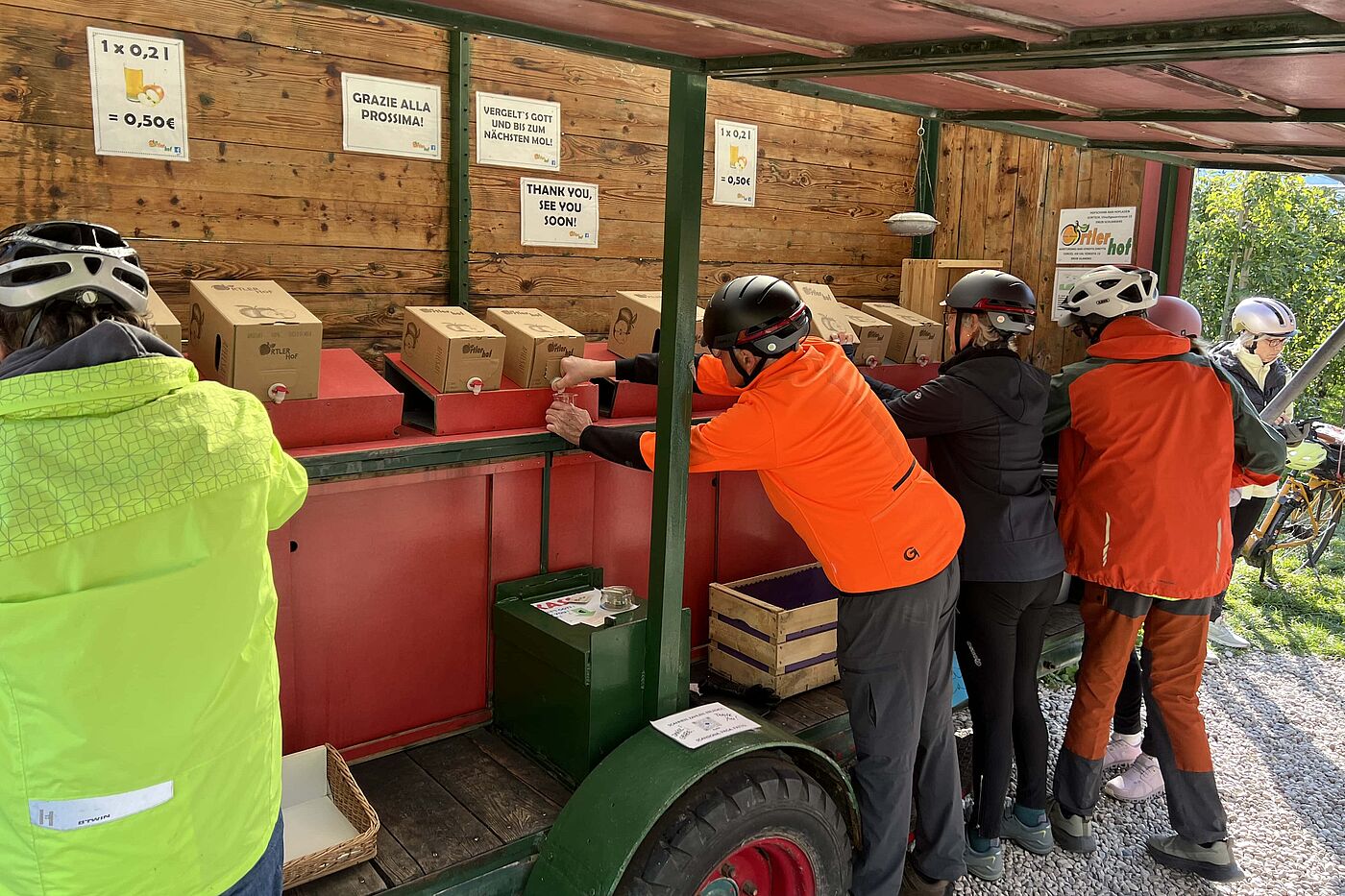 Eine Apfelsaft"tank"stelle Eine Apfelsaft"tank"stelle