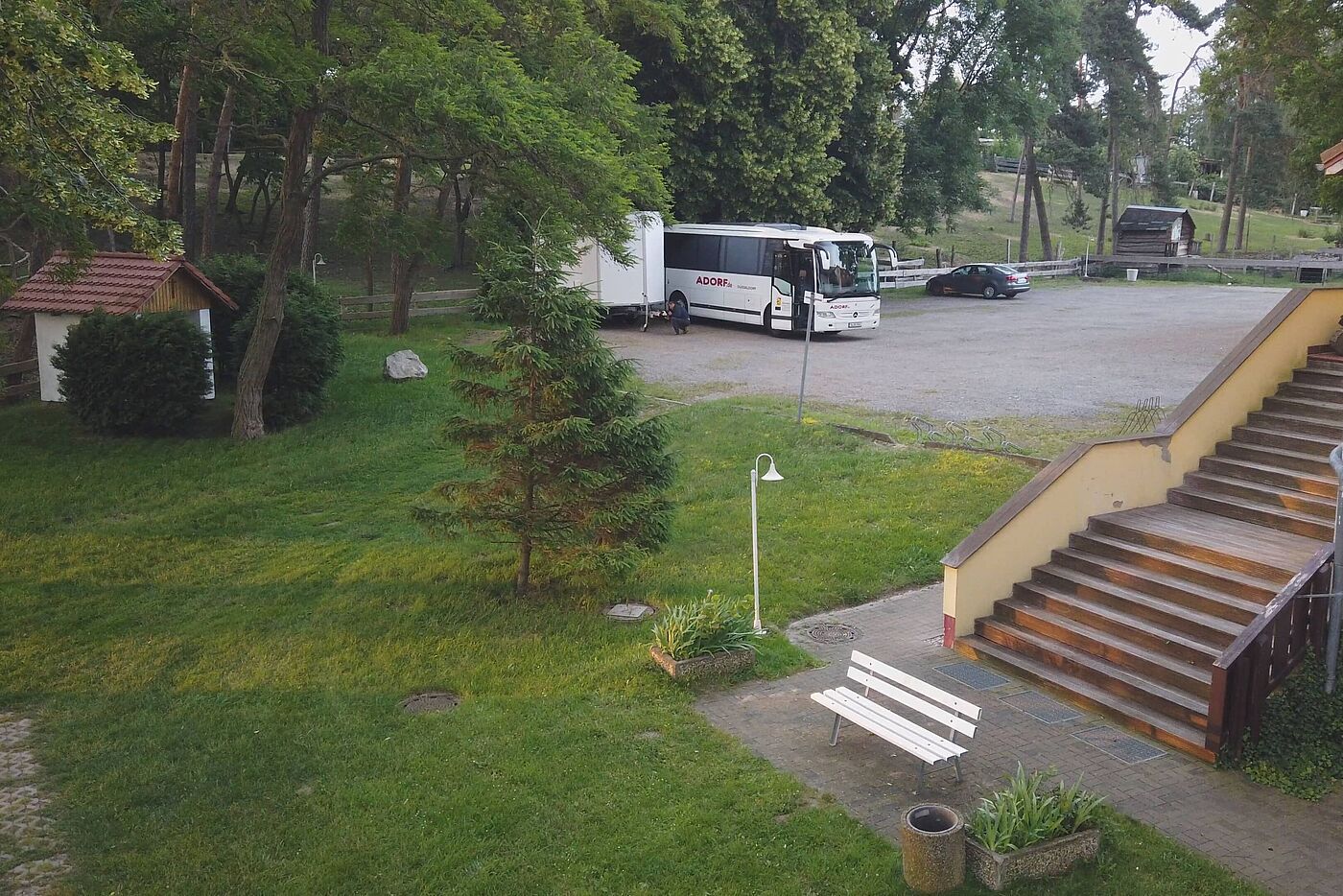 Der Fahrer schließt den Bus ab