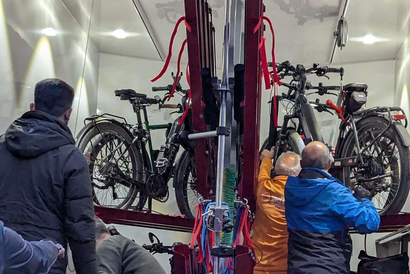 Verladung der Räder noch in Dunkelheit in Meran für die Rückfahrt Verladung der Räder noch in Dunkelheit in Meran für die Rückfahrt