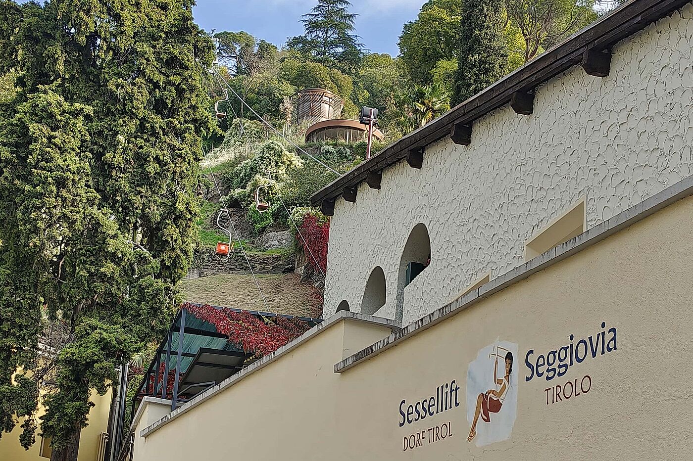 Talstation des Sessellifts nach Dorf Tirol Talstation des Sessellifts nach Dorf Tirol