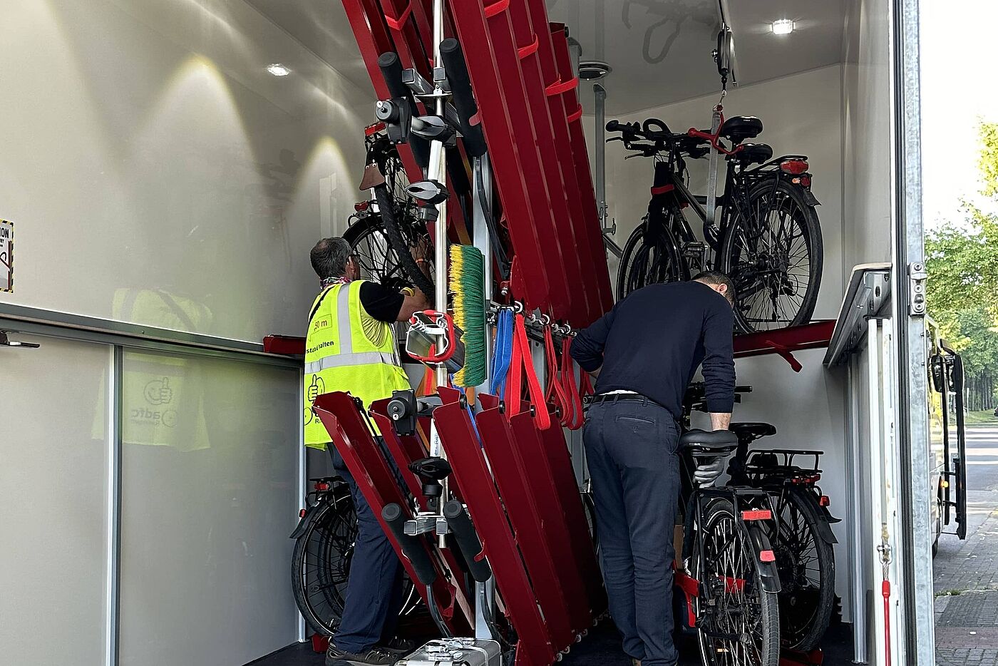 Der Fahrradanhänger wird beladen