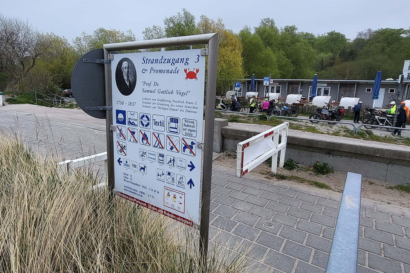 Es gibt auch noch weitere "Gebots"-Schilder