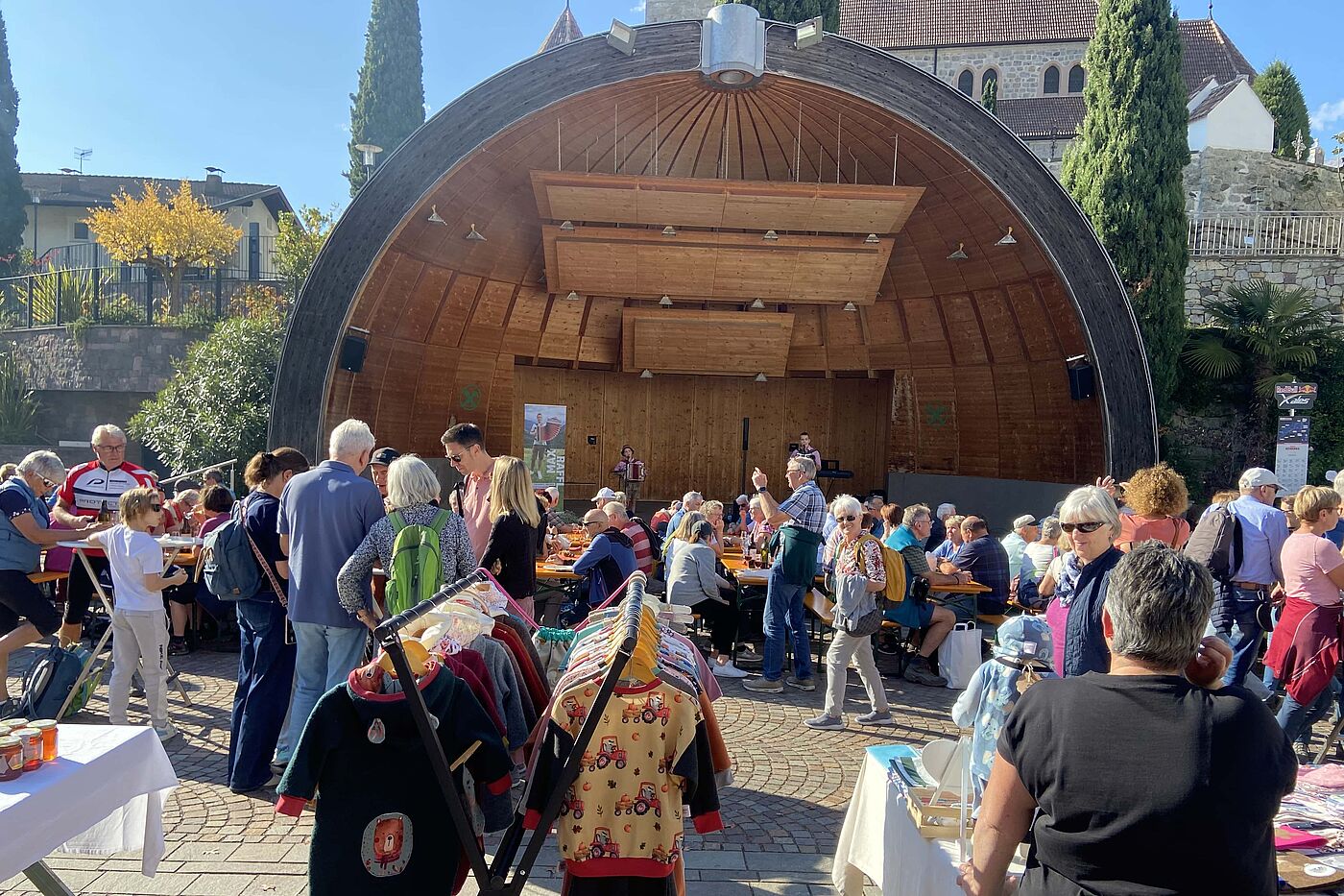 Zu einem Fest gehören auch Musik und Geselligkeit Zu einem Fest gehören auch Musik und Geselligkeit