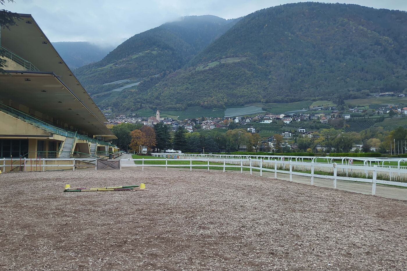 Nebenan auf der Trabrennbahn - es wird heller Nebenan auf der Trabrennbahn - es wird heller