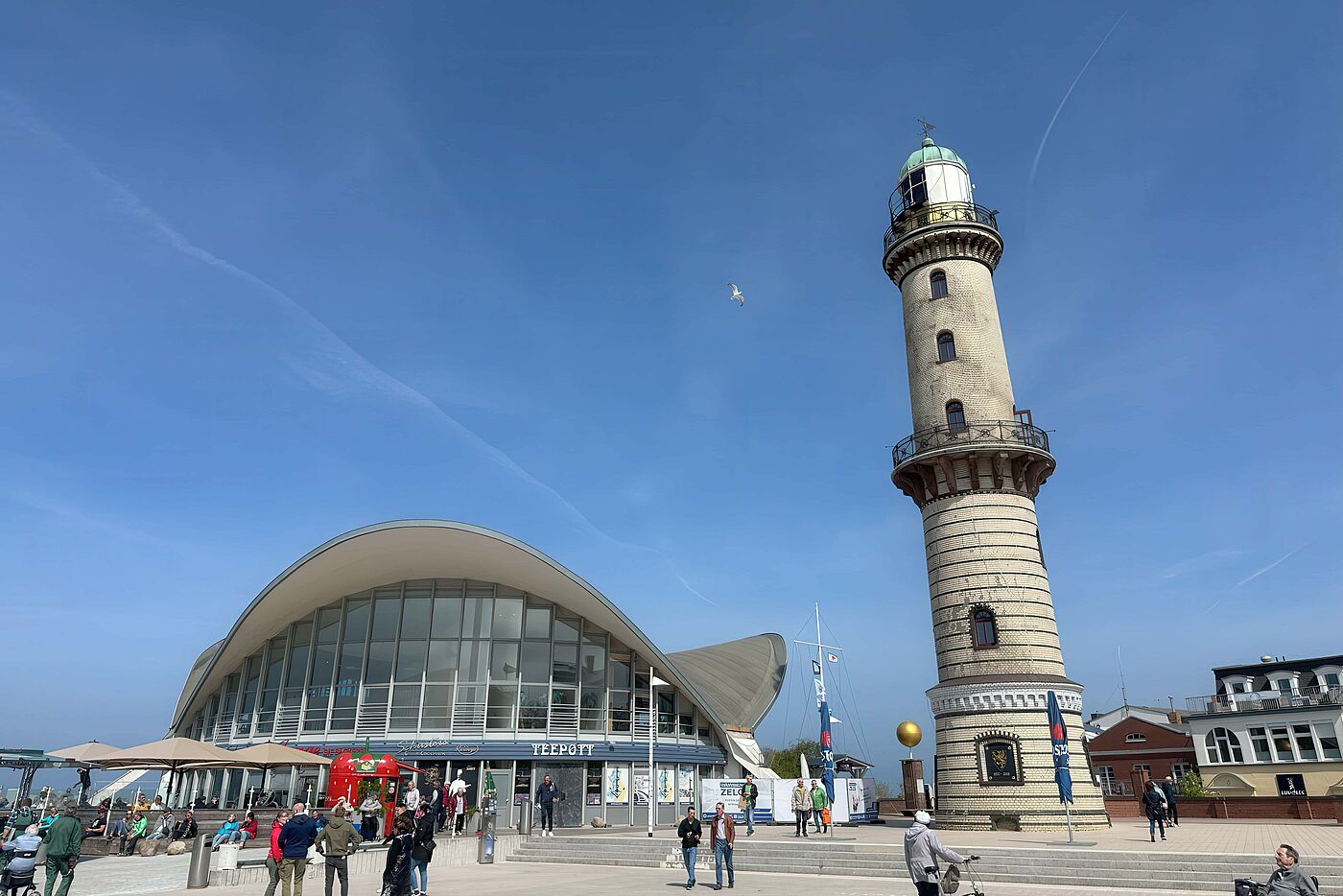 Teepott und Leuchtturm