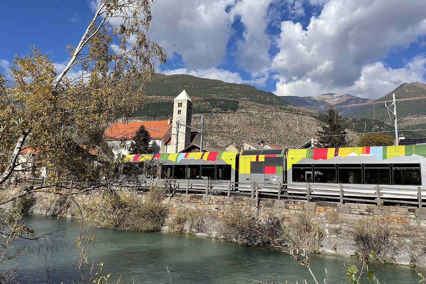 Die Vinschgauer Bahn mit dem Südtiroler Markenzeichen Die Vinschgauer Bahn mit dem Südtiroler Markenzeichen