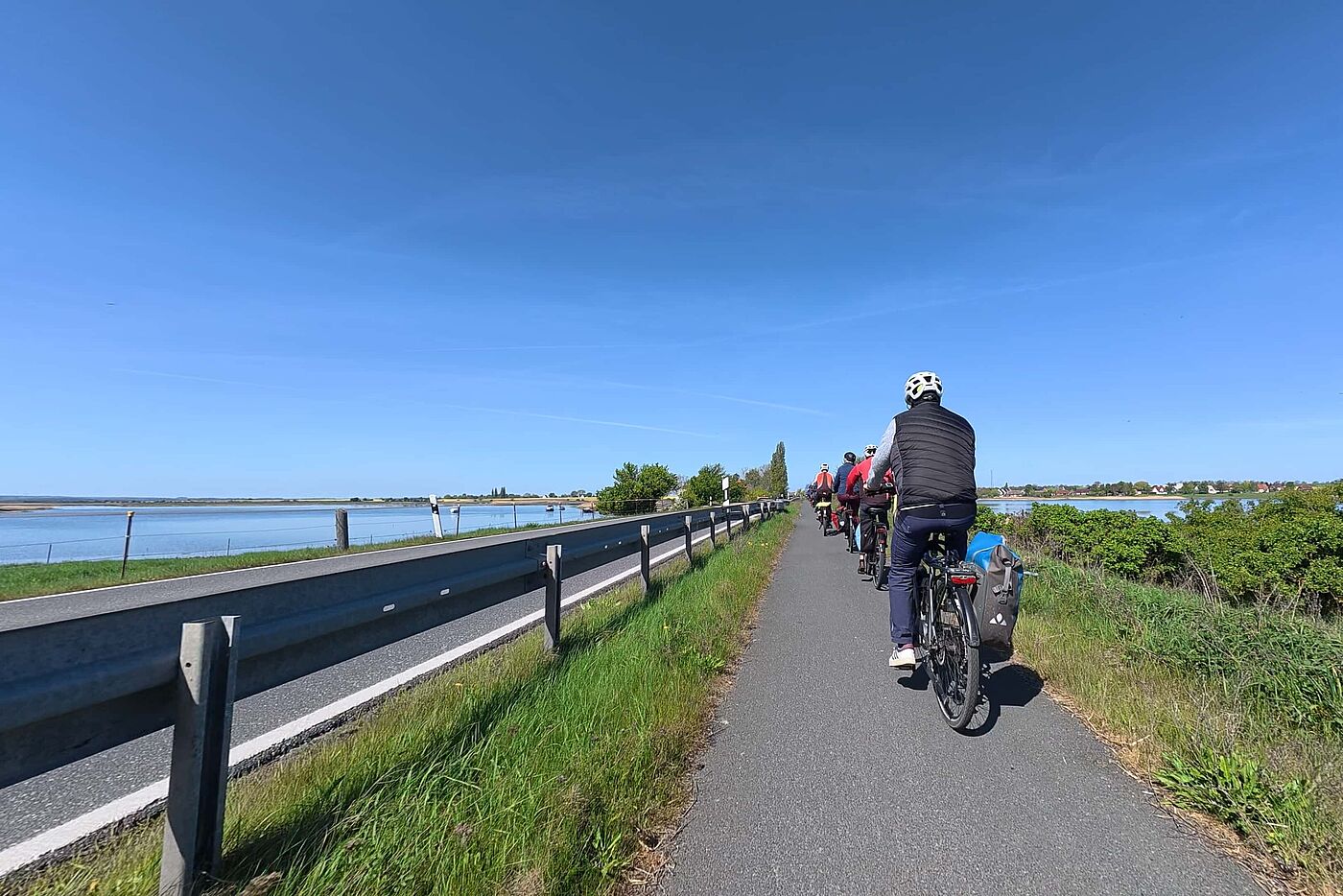 Auf dem Damm zur Insel