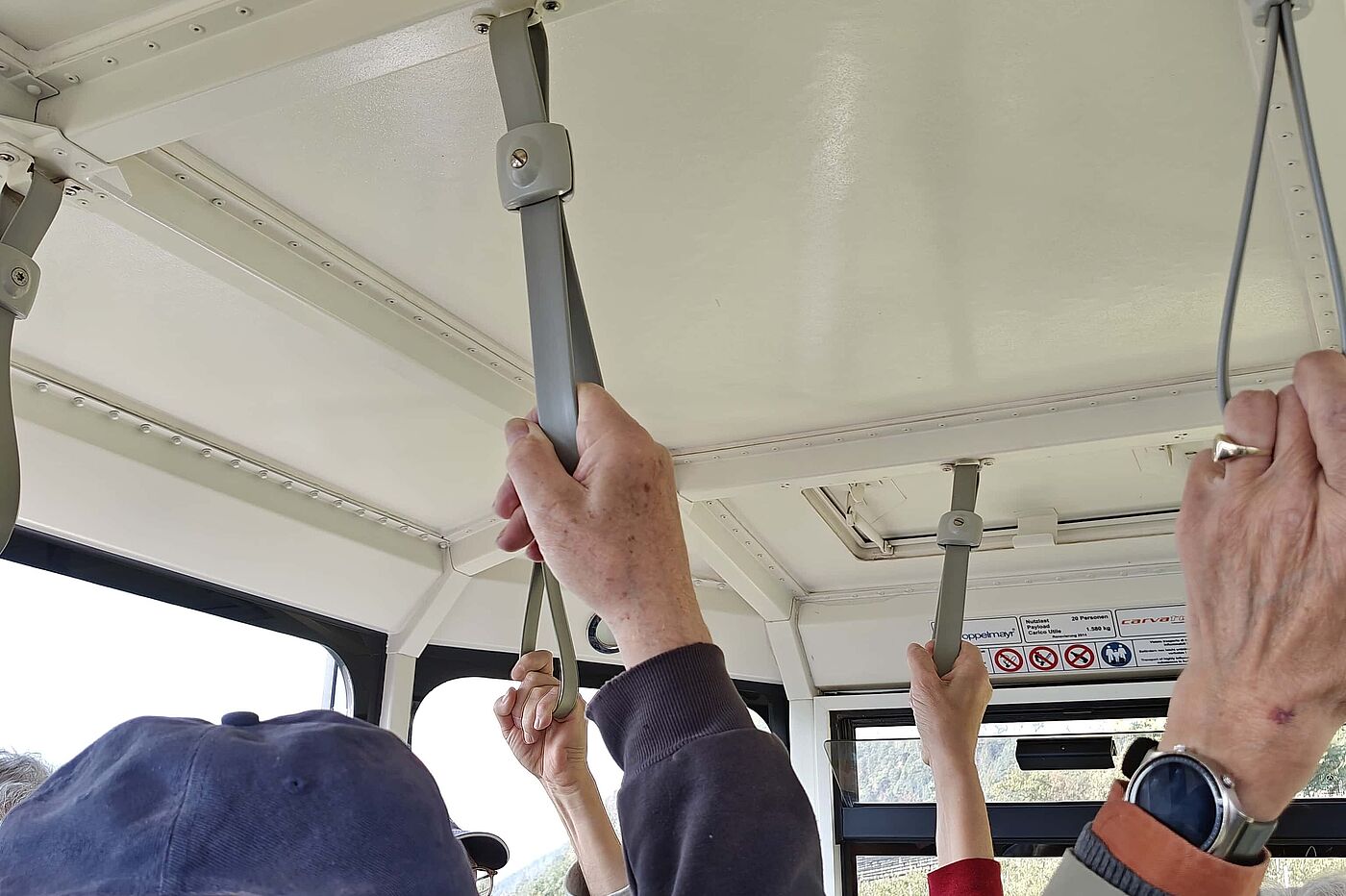 Da man stehen muss, sollte man sich besser festhalten Da man stehen muss, sollte man sich besser festhalten