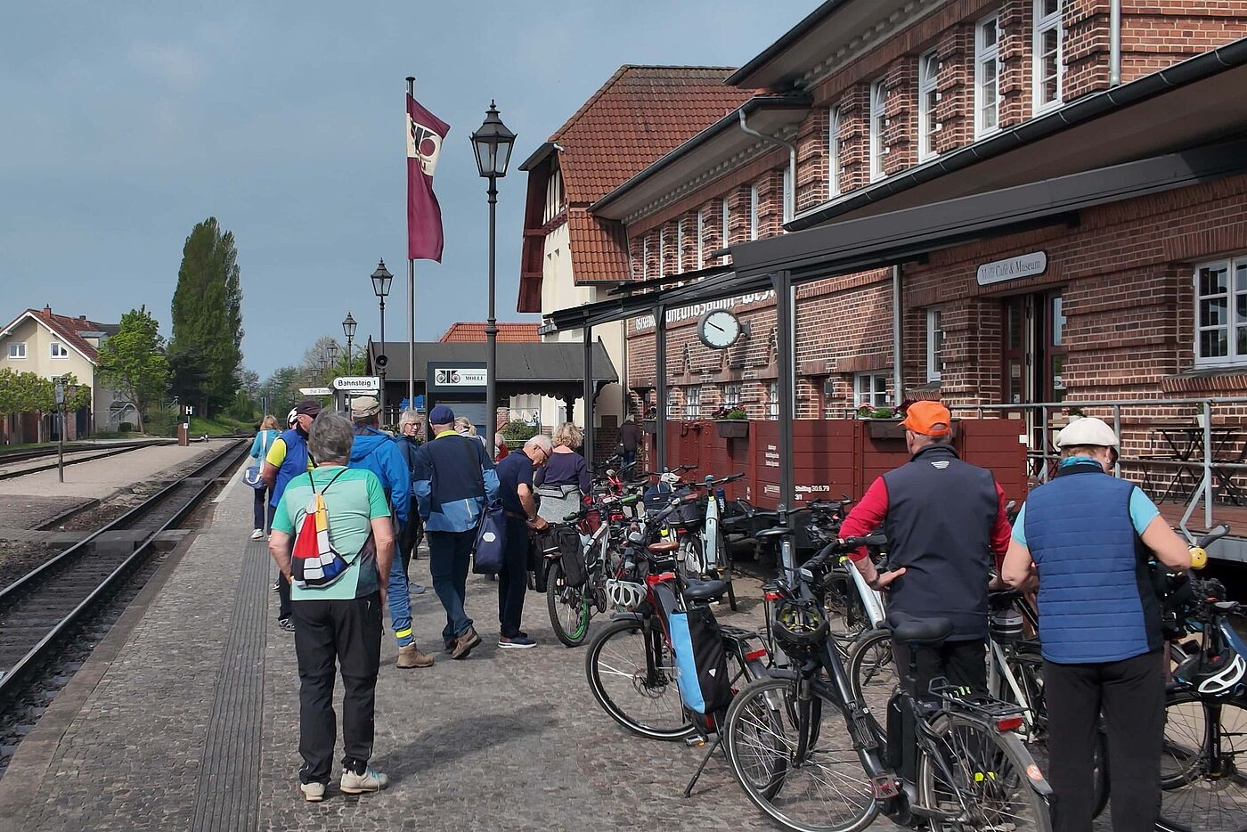 Warten auf den Zug - nur, dass er hier pünktlich kommt!