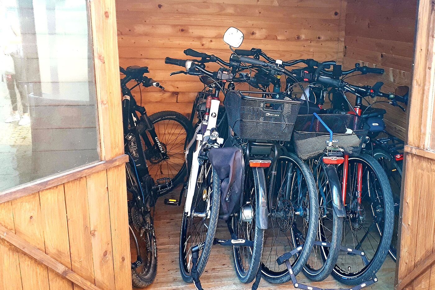 Die Räder in ihren kleinen Unterständen