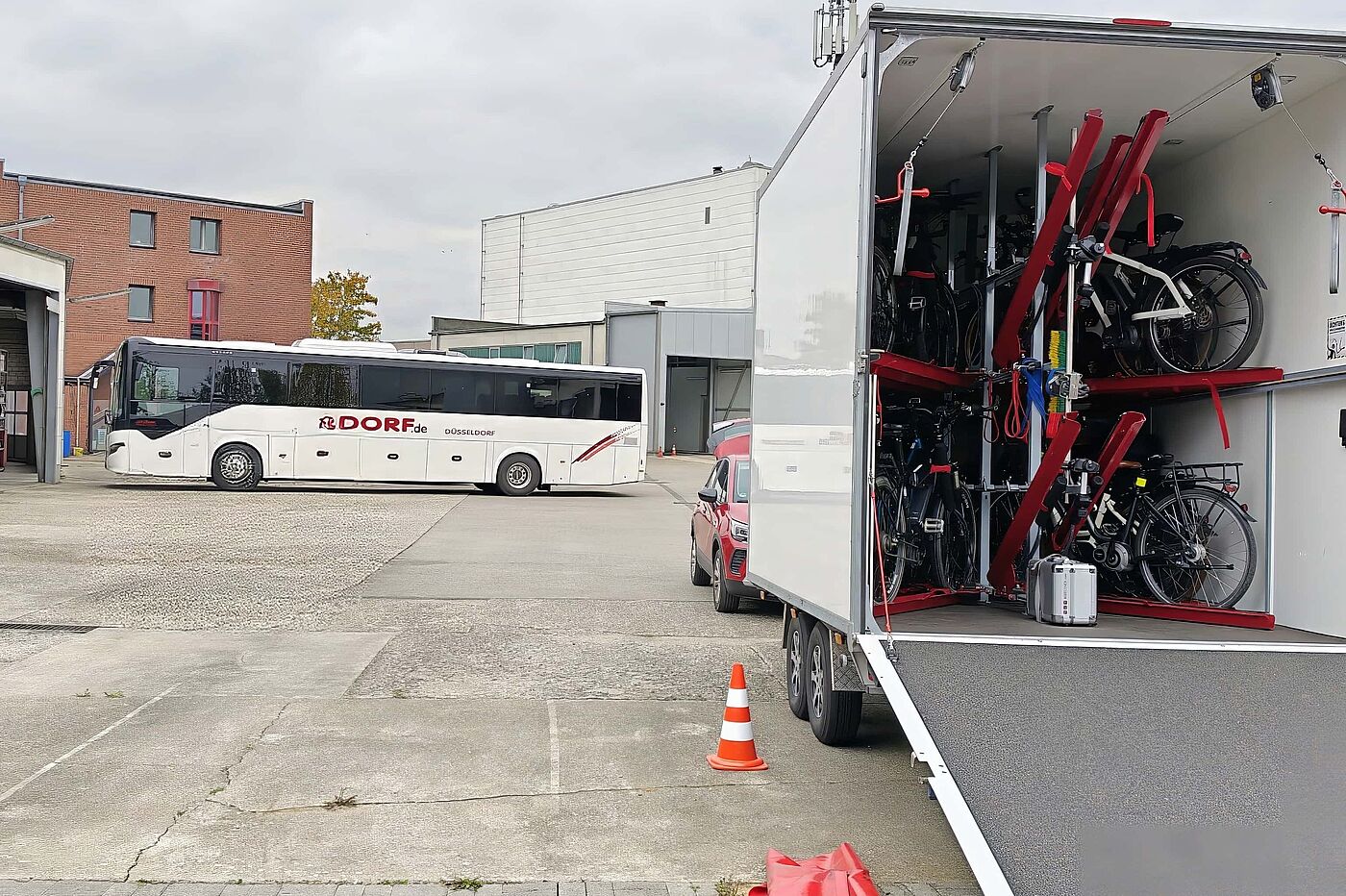 Verladung der Fahrräder am Vortag Verladung der Fahrräder am Vortag