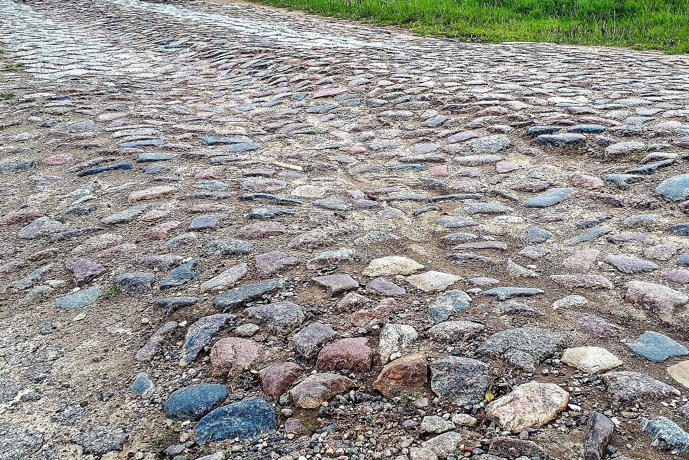 Der typische Straßenbelag auf Rügen