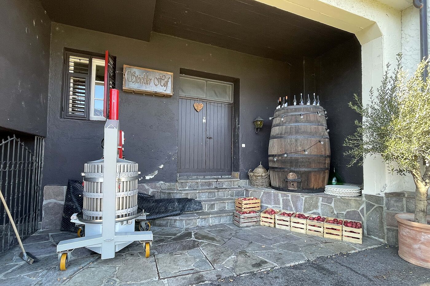 Vorbei am Stöckler Hof in Lana Vorbei am Stöckler Hof in Lana