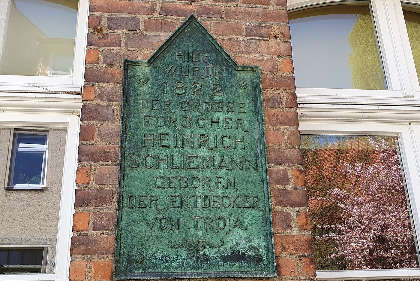 Schliemanntafel am Geburtshaus in Neubukow
