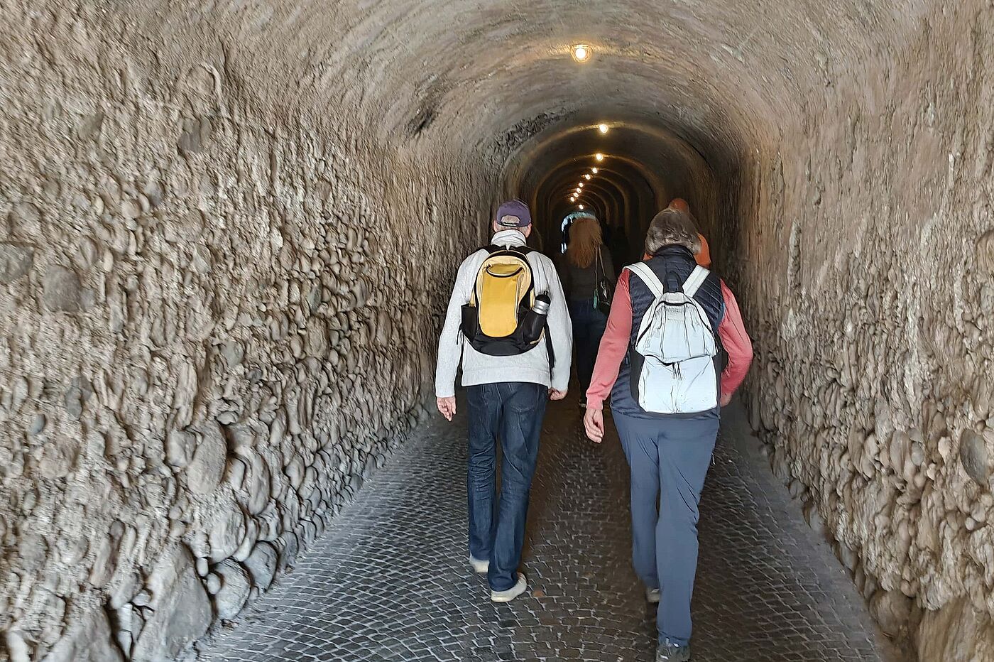 Vorher müssen wir aber noch durch den Berg Vorher müssen wir aber noch durch den Berg