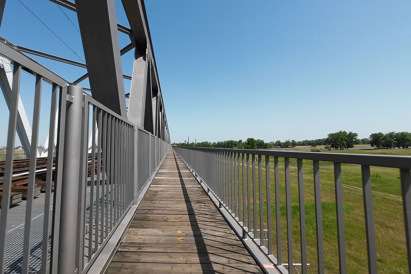 Auf dem Eisenbahn-, Fußgänger und Radviadukt nach Wittenberge