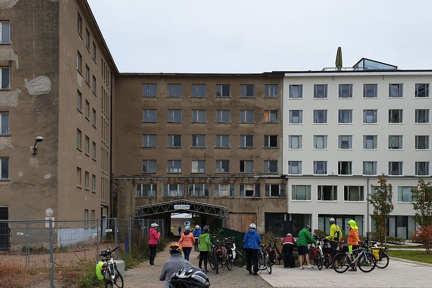 Links der alte und rechts der sanierte Baukörper