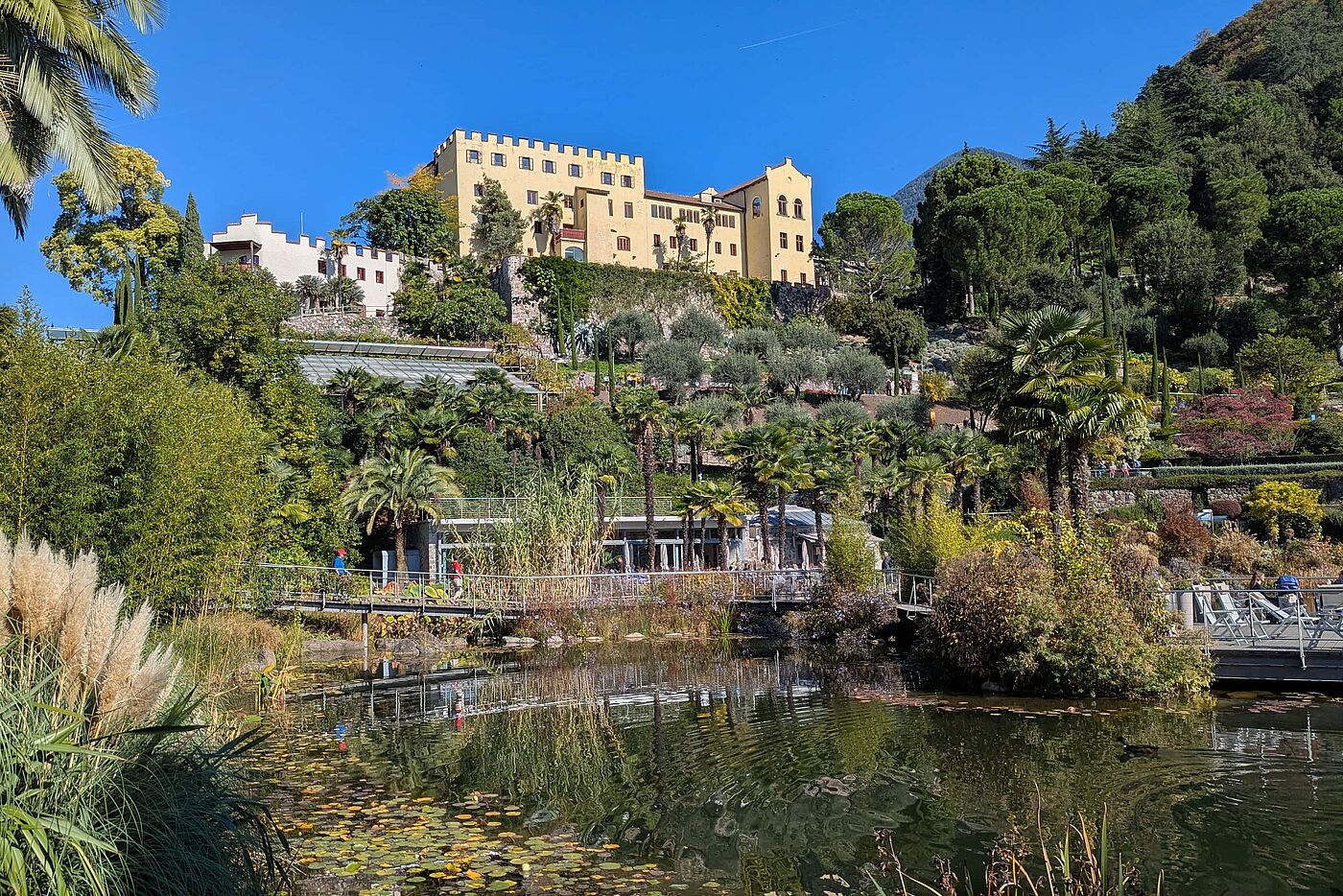Sicht auf das Schloss vom Garten aus Sicht auf das Schloss vom Garten aus
