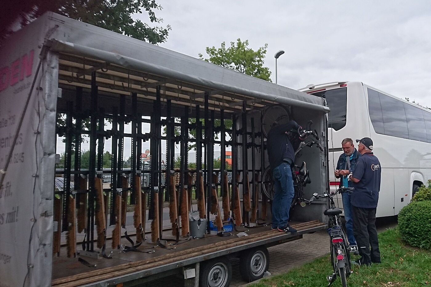 Der Anhänger wird wieder mit den Rädern beladen