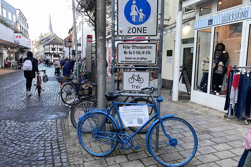 Blaues Fahrrad Blaues Fahrrad in als Hinweis auf fehlende Abstellbügel