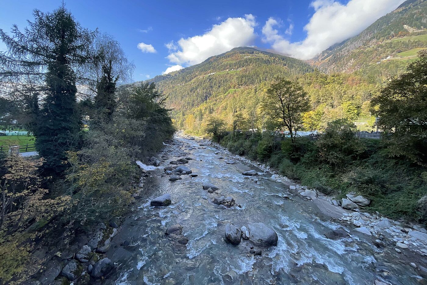 Man kann sehen, dass die Passer ein Gebirgsfluss ist Man kann sehen, dass die Passer ein Gebirgsfluss ist