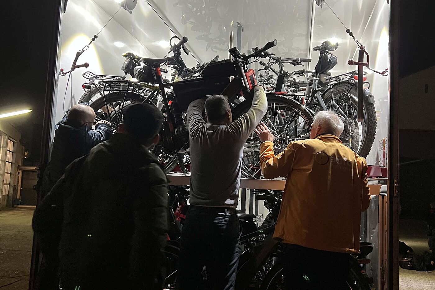 Verladung der Nachzügler am frühen Morgen vor der Abfahrt Verladung der Nachzügler am frühen Morgen vor der Abfahrt