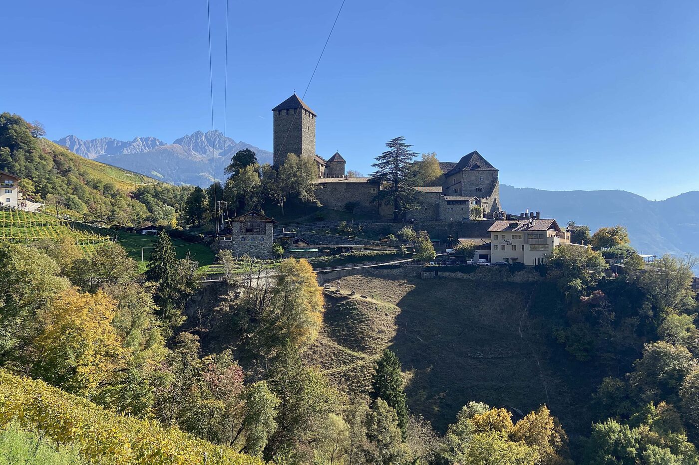 Die Vorführung ist beendet und die Wanderung über die Waalwege nach Meran beginnt Die Vorführung ist beendet und die Wanderung über die Waalwege nach Meran beginnt