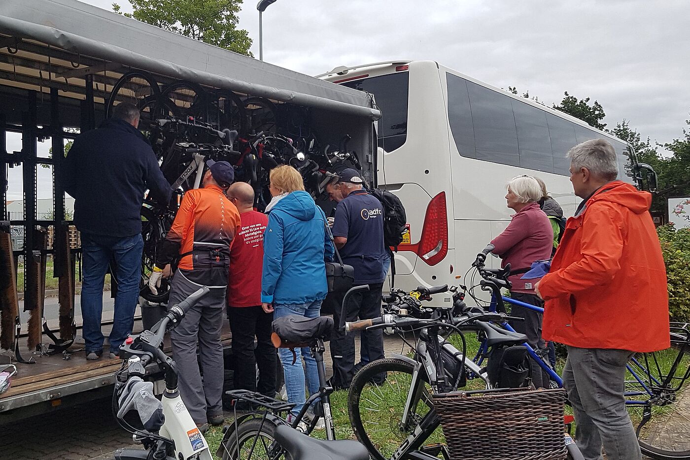 Der Anhänger füllt sich langsam