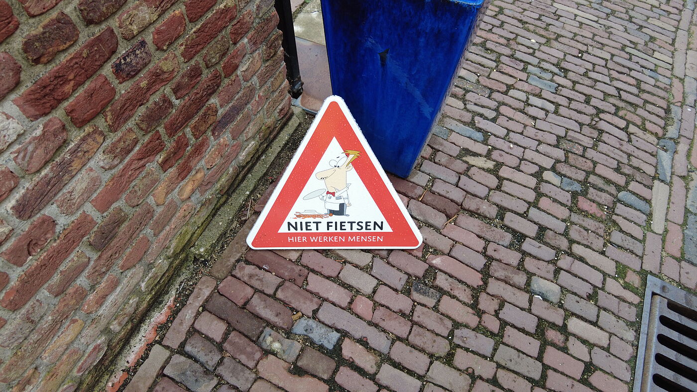 Wenn die Gassen sehr eng sind, sieht man solche Schilder