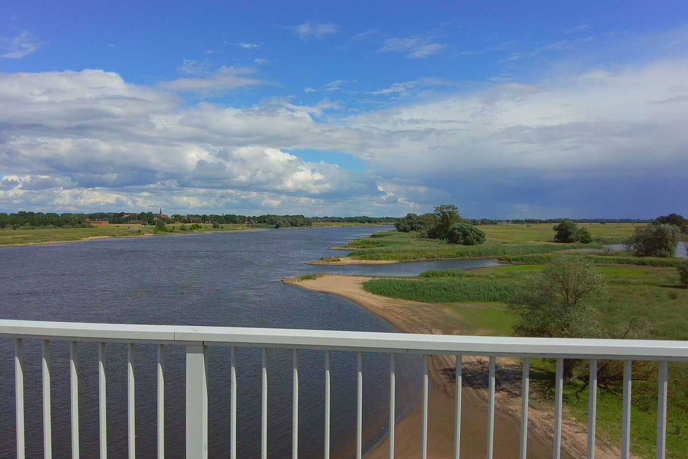 Blick von der Dömitzer Brücke auf die Elbe nach Süden