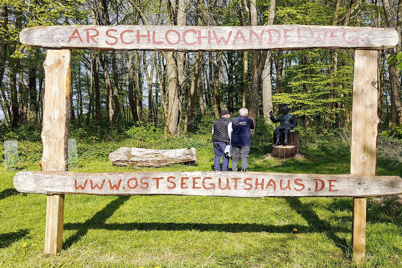 Vorher besuchen wir aber noch den "Pfad der unholdigen Personen" hinter dem Gutshaus
