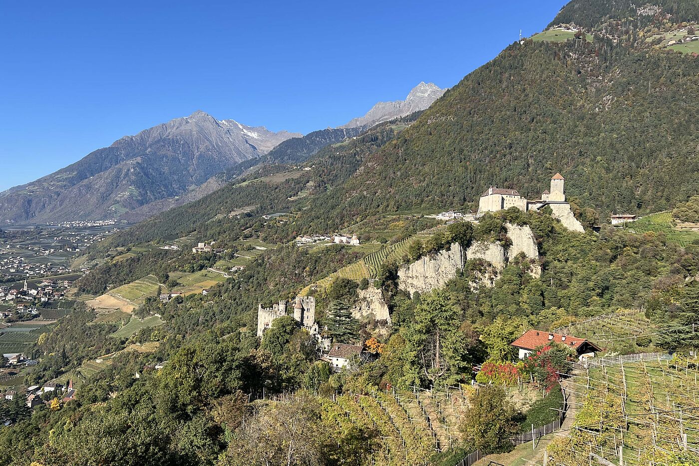 Der erste Blick zu unserem Tagesziel - der Falknerei auf Schloss Tirol Der erste Blick zu unserem Tagesziel - der Falknerei auf Schloss Tirol