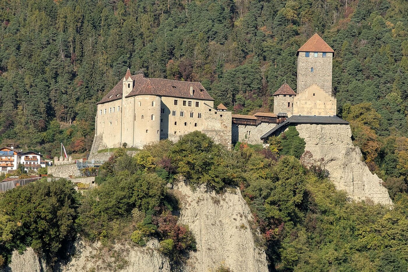 Links unter der Fahne werden wir dann sitzen Links unter der Fahne werden wir dann sitzen