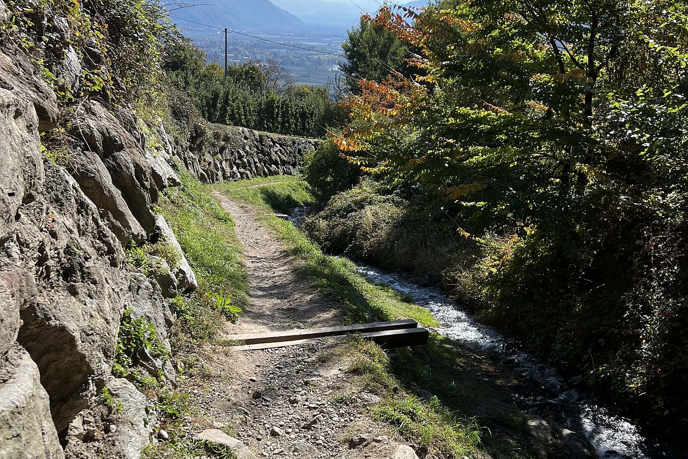 Es geht auf den ersten Waalweg Es geht auf den ersten Waalweg