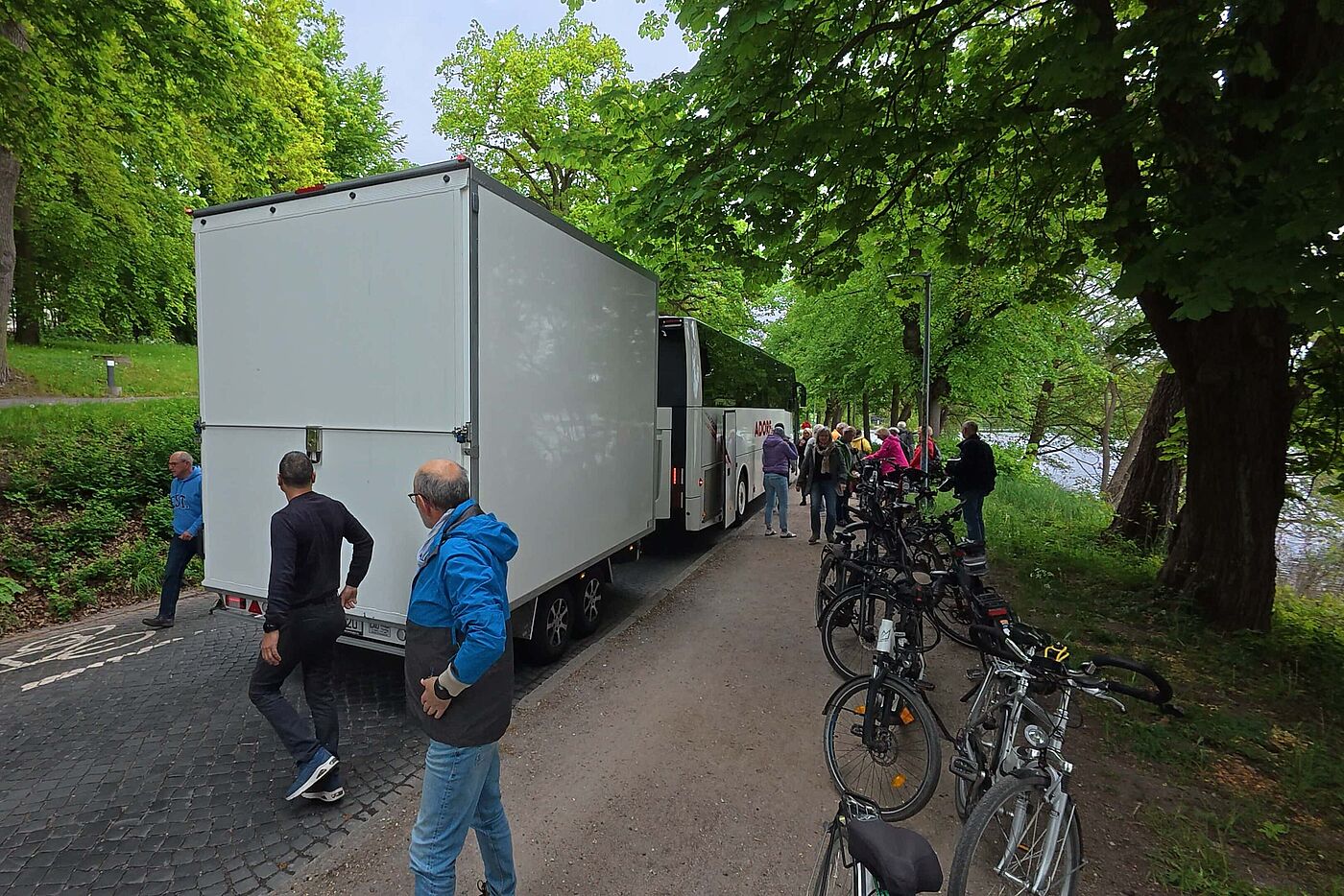 Noch ist der Anhänger nicht voll - das ändert sich aber gleich