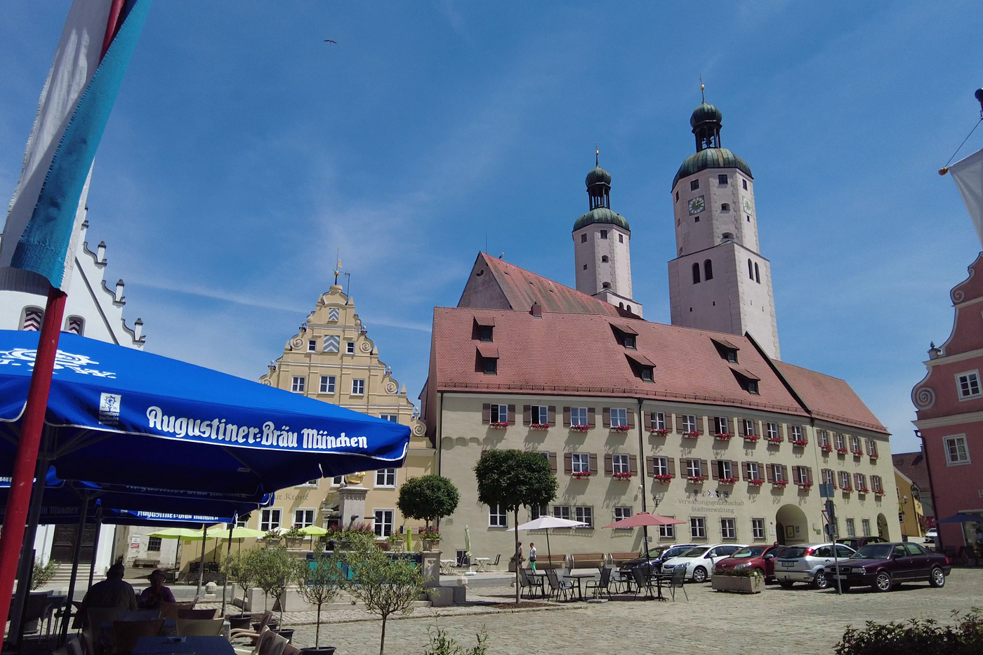 Marktplatz Wemding mit St. Emmeran-Kirche