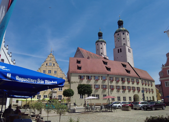 Marktplatz Wemding mit St. Emmeran-Kirche