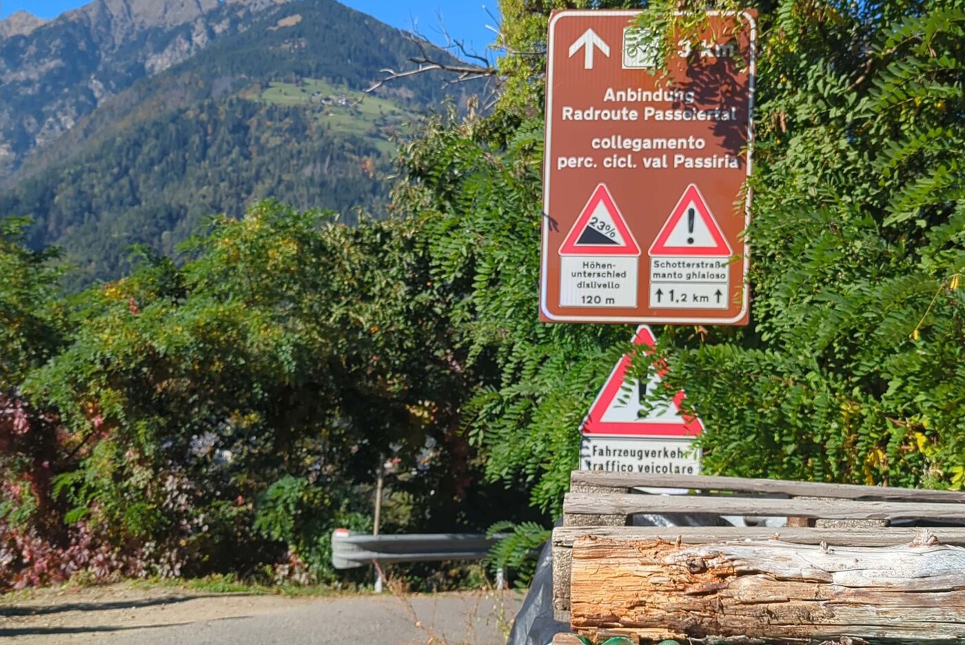 Das Schild zeigt geradeaus, der Weg macht einen Knick nach rechts Das Schild zeigt geradeaus, der Weg macht einen Knick nach rechts